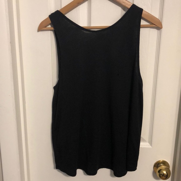 Pink tanks - Picture 2 of 8